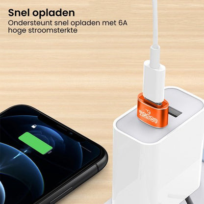 Smartphone aangesloten op oplader met oranje snellaadadapter op witte stekker