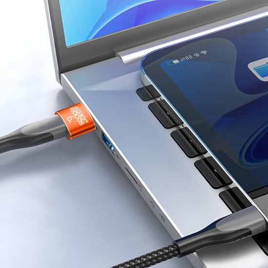 Close-up van een laptop met een aangesloten zwarte datakabel met oranje connector AdroitGoods