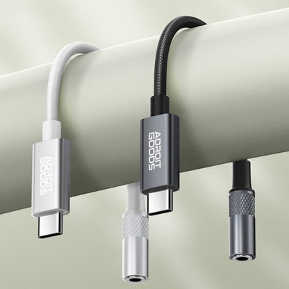 Twee stevige USB-C kabels met metalen behuizing en nylon gevlochten mantel in zwart en wit