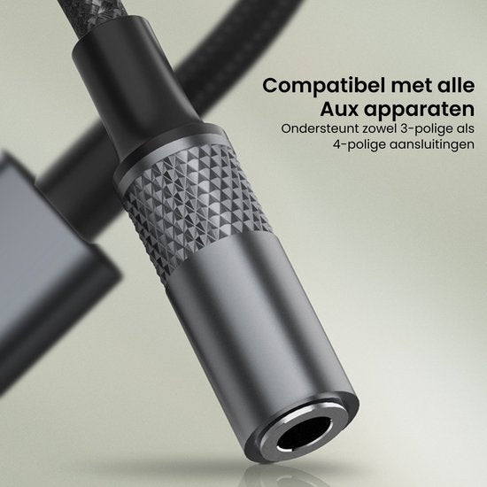 Zwarte Aux-kabeladapter met metalen behuizing en textuur, geschikt voor 3- en 4-pols aansluitingen