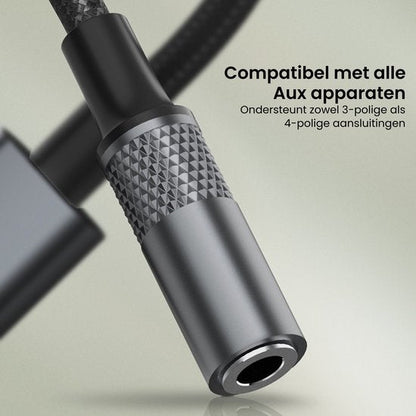 Zwarte Aux-kabeladapter met metalen behuizing en textuur, geschikt voor 3- en 4-pols aansluitingen