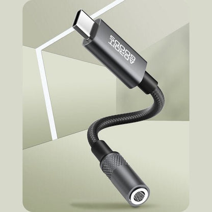 zwarte USB-C naar 3,5 mm hoofdtelefoonadapter met gevlochten kabel en metalen behuizing