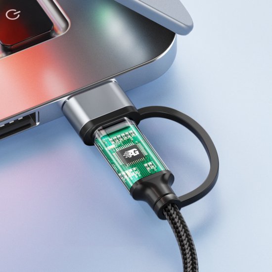 Een transparante USB-kabel verbonden met een laptop in een moderne werkomgeving