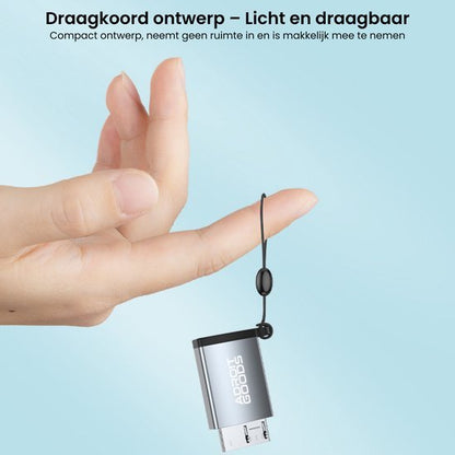 Hand met klein, licht draagkoord en metalen USB-stick aan blauw achtergrond