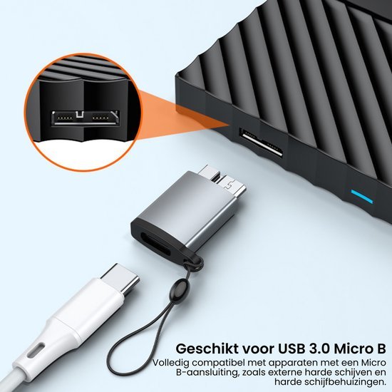 Een zwarte externe harde schijf met USB 3.0 Micro B poort en bijbehorende adapter in zilver en wit.