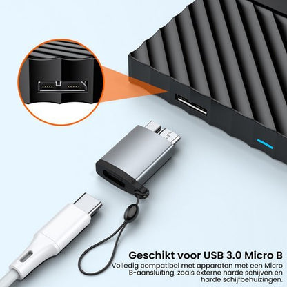 Een zwarte externe harde schijf met USB 3.0 Micro B poort en bijbehorende adapter in zilver en wit.