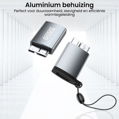 twee aluminium beschermkappen met AdroitGoods-logo en een draagkoord voor kabels