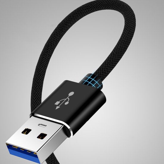Zwart gevlochten USB-kabel met metalen connector en blauwe details voor datatransmissie