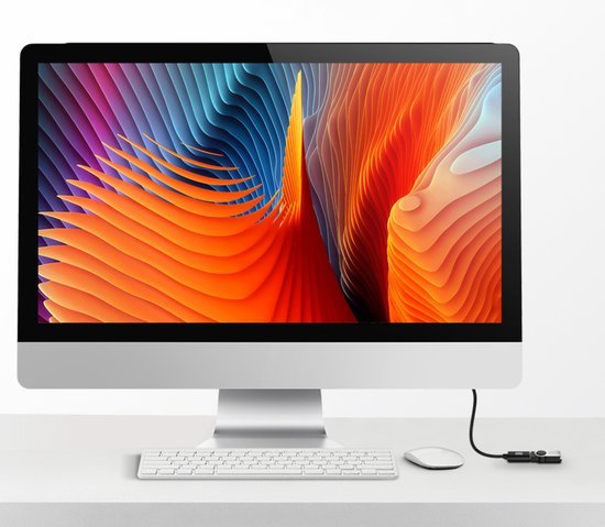 Moderne desktopcomputer met kleurrijk abstract scherm, draadloos toetsenbord en muis op witte tafel