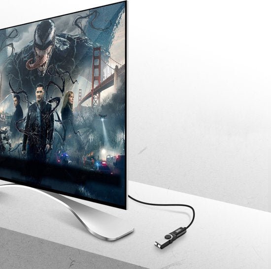 Zeer dunne flatscreen televisie met een horrorfilm op het scherm in een moderne omgeving.