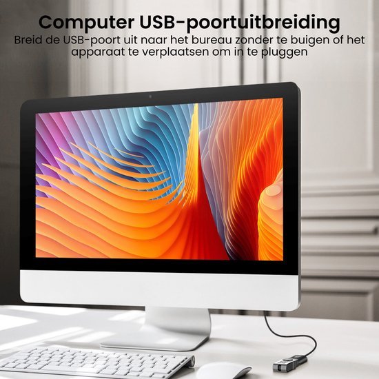 Computer op bureau met kleurrijk scherm en USB-poortuitbreiding aangesloten