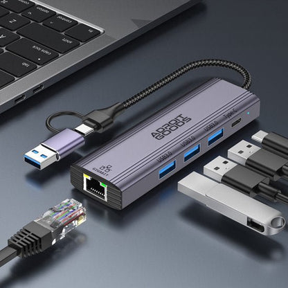 USB-hub met meerdere poorten, inclusief USB-A, Ethernet en Type-C, naast een laptop