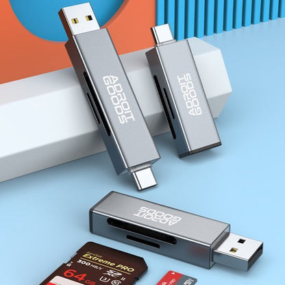 Drie metalen adapters met USB- en type-C-connectoren en geheugenkaarten op een blauwe achtergrond