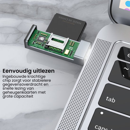 USB-kaartlezer aangesloten op laptop voor snelle en stabiele gegevensoverdracht