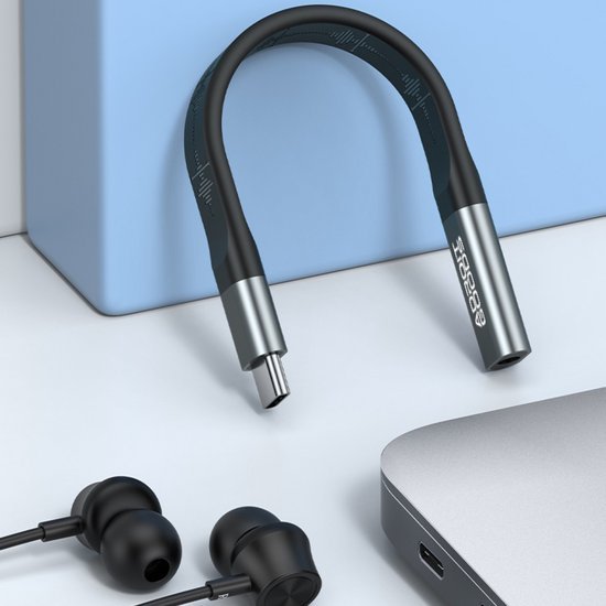 Zwarte korte oplaadkabel met USB-C-connectoren naast zwarte oordopjes en laptopzijde