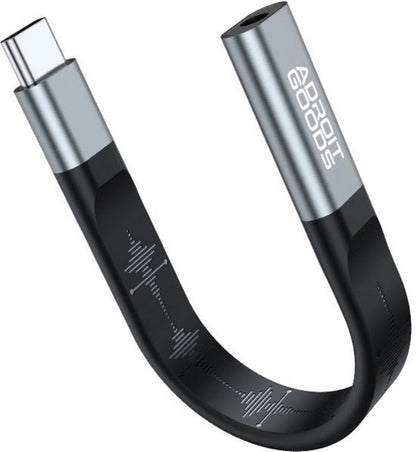 zwart gebogen kabel met usb-c en koptelefoonaansluiting met adroit goods logo