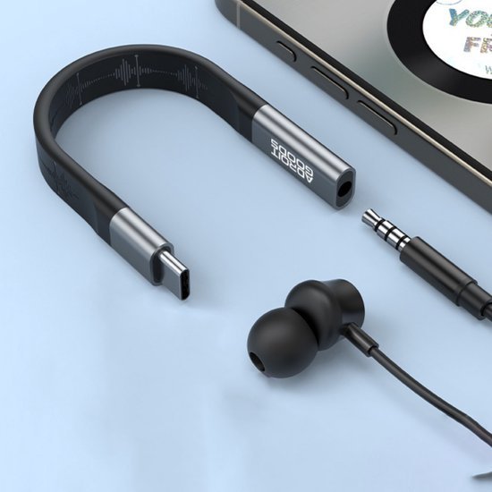 Zwart gebogen USB-C adapter met oordopje en 3,5 mm audiokabel op een lichtblauwe achtergrond