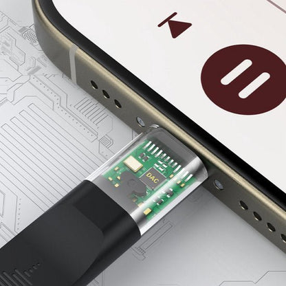 Close-up van een zwarte USB-C adapter met zichtbare elektronische componenten aangesloten op een smartphone