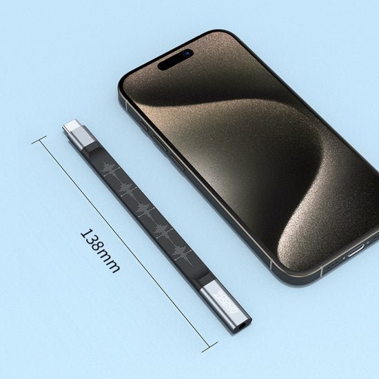 Zwarte USB-C kabel met 138 mm lengte naast een smartphone op blauwe achtergrond