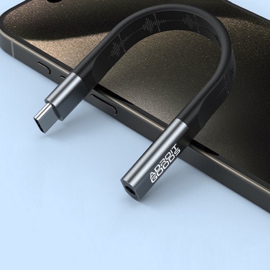 flexibele zwarte adapter met usb-c en 3,5 mm aansluiting op zwarte smartphone geplaatst