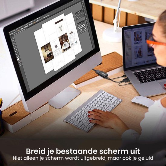 Persoon werkt aan grafisch ontwerp op desktopcomputer met laptop op bureau ernaast