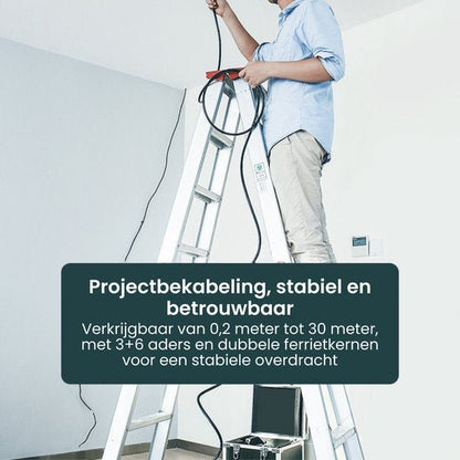 Man op ladder monteert kabel met kabelbox en tekst over betrouwbare projectbekabeling in achtergrond