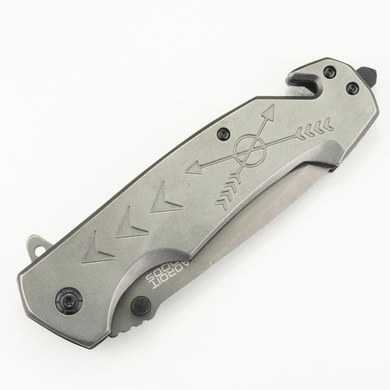 Gesloten zakmes met metalen handvat en gegraveerde pijl en lijn decoratie