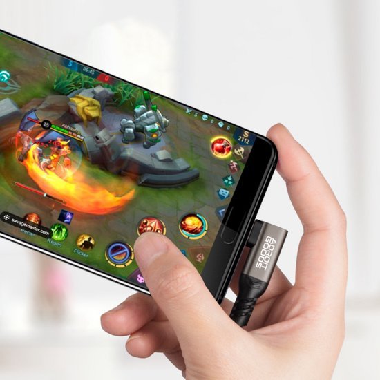 Hand die smartphone vasthoudt met een zwart oplaadkabel en een spel op het scherm zichtbaar