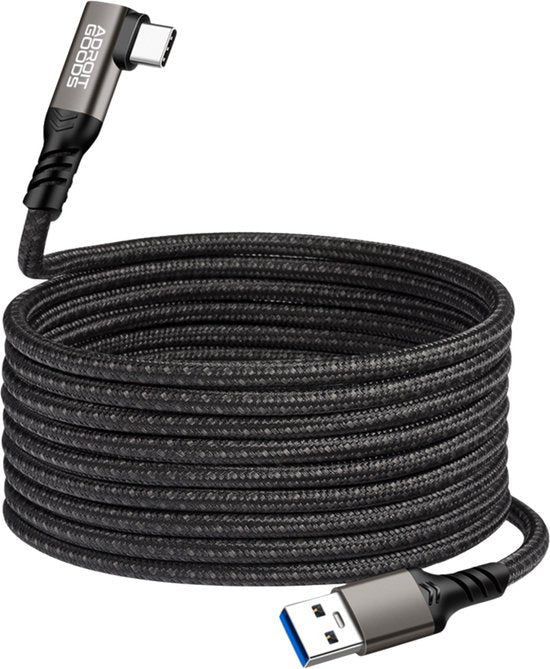 Opgerolde zwarte gevlochten USB-C naar USB 3.0 kabel met versterkte connectoren