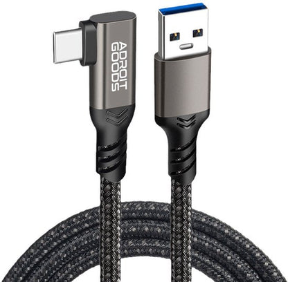 Zwart gevlochten USB naar USB-C kabel met metalen connectoren en Adroit Goods logo.
