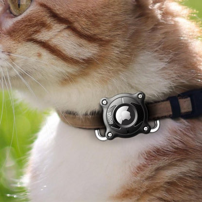 Kattenhalsband met een zwarte tracker bevestigd tegen een natuurlijke groene achtergrond