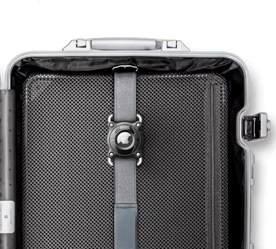 open koffer met zwart mesh vak en grijze riem met bevestigde tracker centraal geplaatst