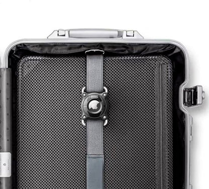 open koffer met zwart mesh vak en grijze riem met bevestigde tracker centraal geplaatst