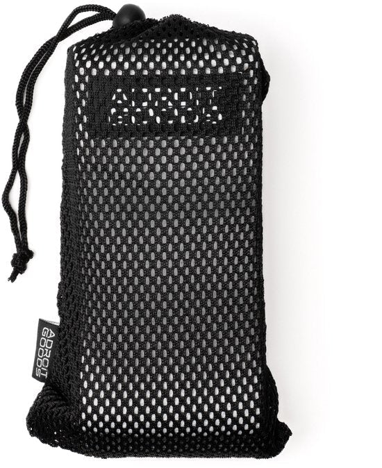 Zwarte ademende mesh opbergzak met trekkoord en klein label aan de zijkant
