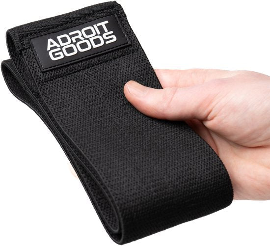 Hand houdt zwart geweven band met AdroitGoods merklabel duidelijk zichtbaar