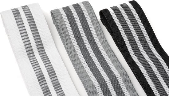 Drie elastische banden in wit, grijs en zwart met gestreept patroon voor veelzijdig gebruik.