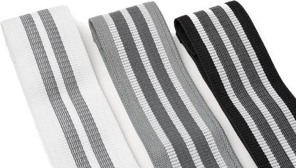 Drie elastische banden in wit, grijs en zwart met gestreept patroon voor veelzijdig gebruik.