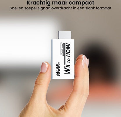 Hand houdt compacte witte AdroitGoods Wifi naar HDMI adapter met tekst op een effen achtergrond