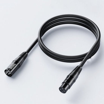 zwarte professionele audiokabel met metalen connectoren op witte achtergrond