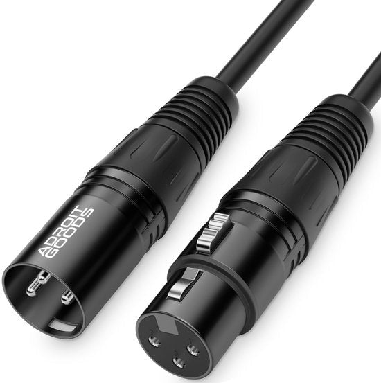 zwarte professionele audiokabel met mannelijke en vrouwelijke connectoren voor muziekapparatuur