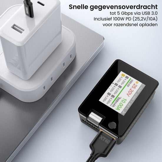 USB-C naar XT60 kabel aangesloten op oplader en stroommeter