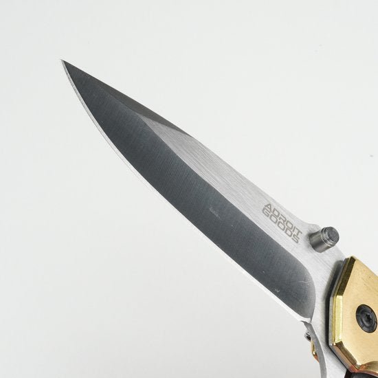 scherp mes met metalen lemmet en houten handvat close-up op lichte achtergrond