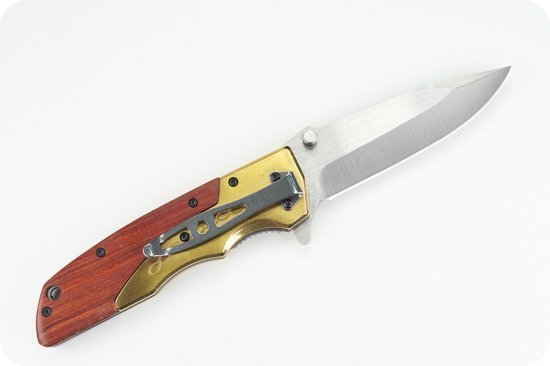 Vouwmes met houten handvat en metalen blad, ontworpen voor gebruiksgemak en stijlvol uiterlijk