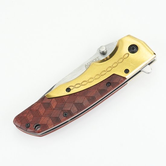 Opgevouwen zakmes met houten handvat en gouden metalen detail met decoratief patroon
