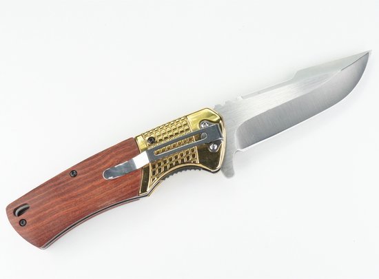 Inklapbaar mes met houten handgreep en roestvrijstalen lemmet op witte achtergrond