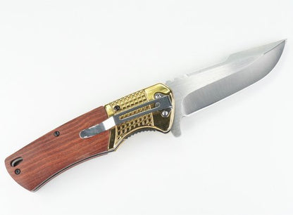 Inklapbaar mes met houten handgreep en roestvrijstalen lemmet op witte achtergrond