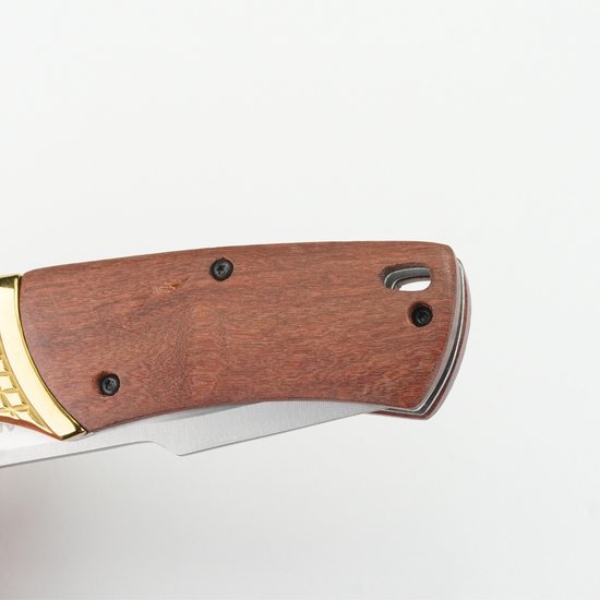 Houten handgreep met schroeven en een metalen mes van een inklapbaar zakmes close-up