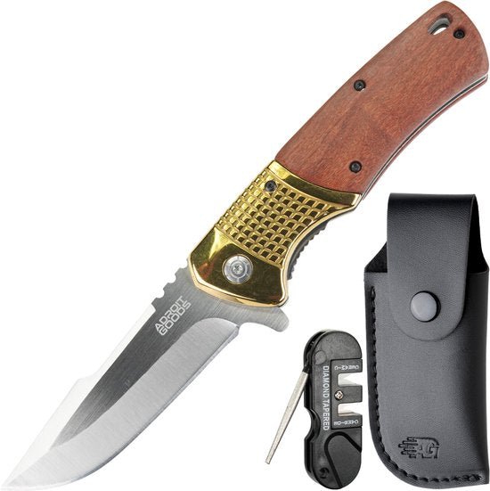 Vouwmes met houten handvat en metalen lemmet, inclusief zwarte leren hoes en multitool.