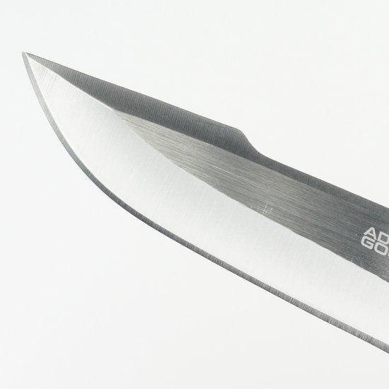 Scherp stalen mes met een gladde en fijn geslepen snijkant tegen een witte achtergrond