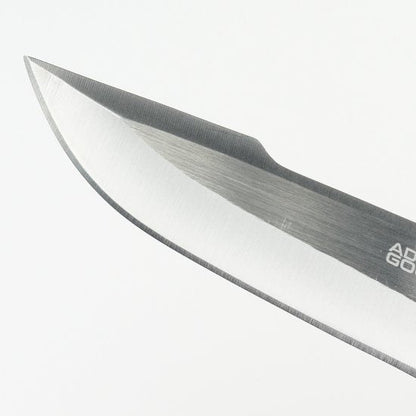 Scherp stalen mes met een gladde en fijn geslepen snijkant tegen een witte achtergrond